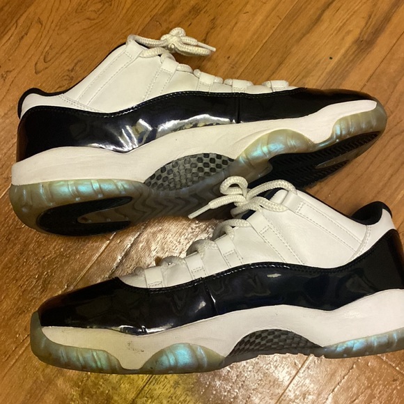 Air Jordan 11 Retro Low - Picture 4 of 8